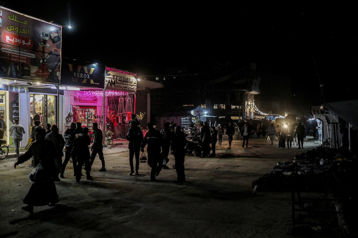 شارع عمر المختار بحي الرمال في مدينة غزة، ليل 31 ديسمبر/كانون الأول 2025، آخر أيام عام 2025، صورة: عمر أشتوي