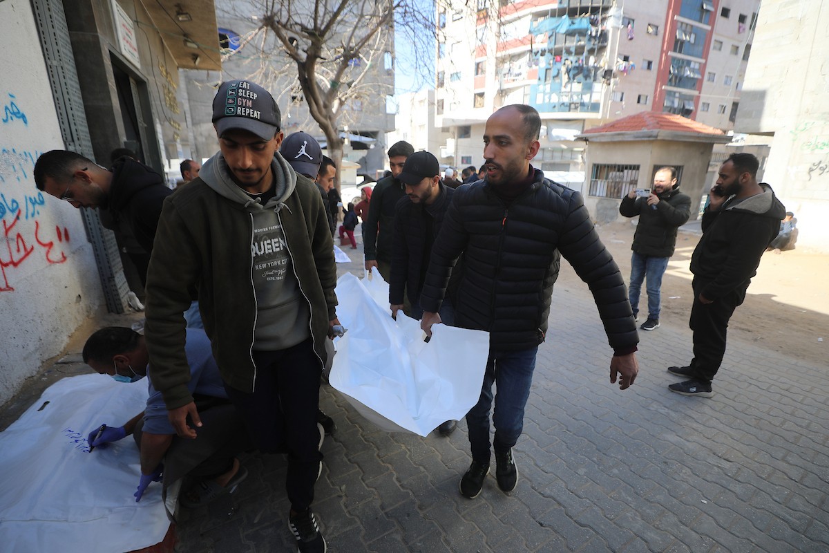 تُنقل جثث الضحايا إلى مستشفى الشفاء بعد هجوم إسرائيلي على مركز شرطة الشيخ رضوان، رغم وقف إطلاق النار في مدينة غزة، بتاريخ 31 يناير/كانون الثاني 2026. وألحق الهجوم على حي الشيخ رضوان غرب مدينة غزة أضرارًا جسيمة بالمباني والمركبات المجاورة. (صورة: عمر أشتوي)