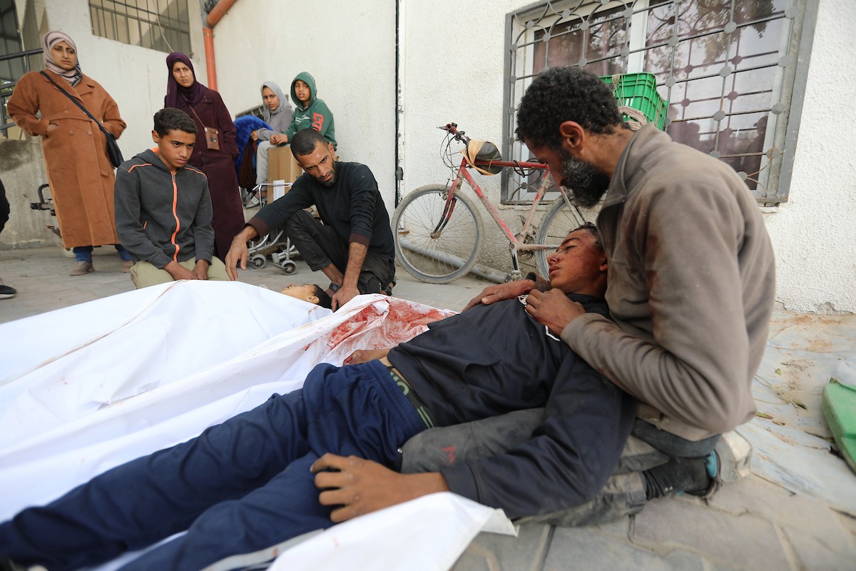 حضر أقارب شاب فلسطيني، قُتل بنيران الجيش الإسرائيلي، مراسم الدفن التي أقيمت في مستشفى الشفاء بمدينة غزة، في 24 يناير/كانون الثاني 2026. (صورة: عمر أشتوي)