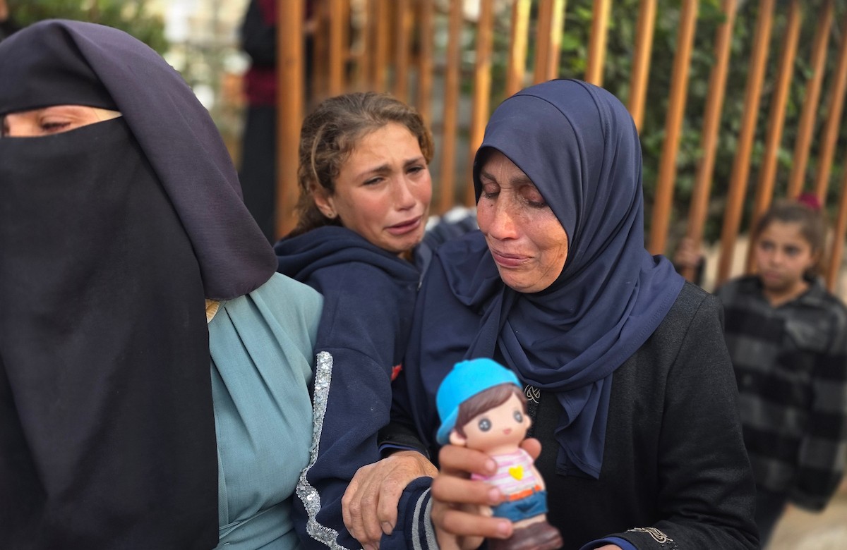 وصلت أربع جثث، من بينها جثتا طفلين، إلى مستشفى ناصر في خان يونس بعد أن استهدفت طائرات حربية إسرائيلية خيمة تؤوي نازحين شمال خان يونس في جنوب قطاع غزة. 8 يناير/كانون الثاني 2026. (صورة: طارق محمد)