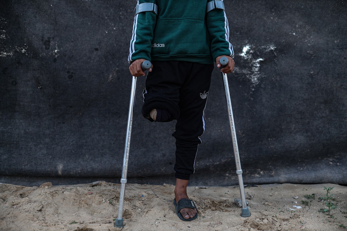 الطفل عمر حلاوة (13عاما) يزور مكان دفن ساقه المبتور يوميا، بعد إصابته في غارة إسرائيلية خلال الحرب على غزة، 31 ديسمبر/كانون الأول 2025. تصوير: عمر أشتوي
