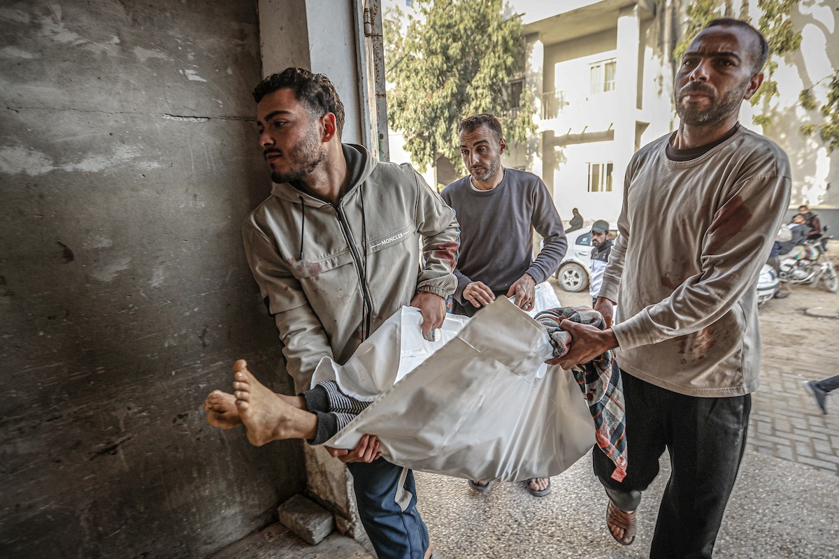 نُقل جثمان الطفلة الفلسطينية همسة حوسو، البالغة من العمر 12 عامًا، والتي قُتلت بنيران إسرائيلية في جباليا، إلى مستشفى الشفاء في مدينة غزة يوم الخميس 8 يناير/كانون الثاني 2026. (صورة: عمر أشتوي)