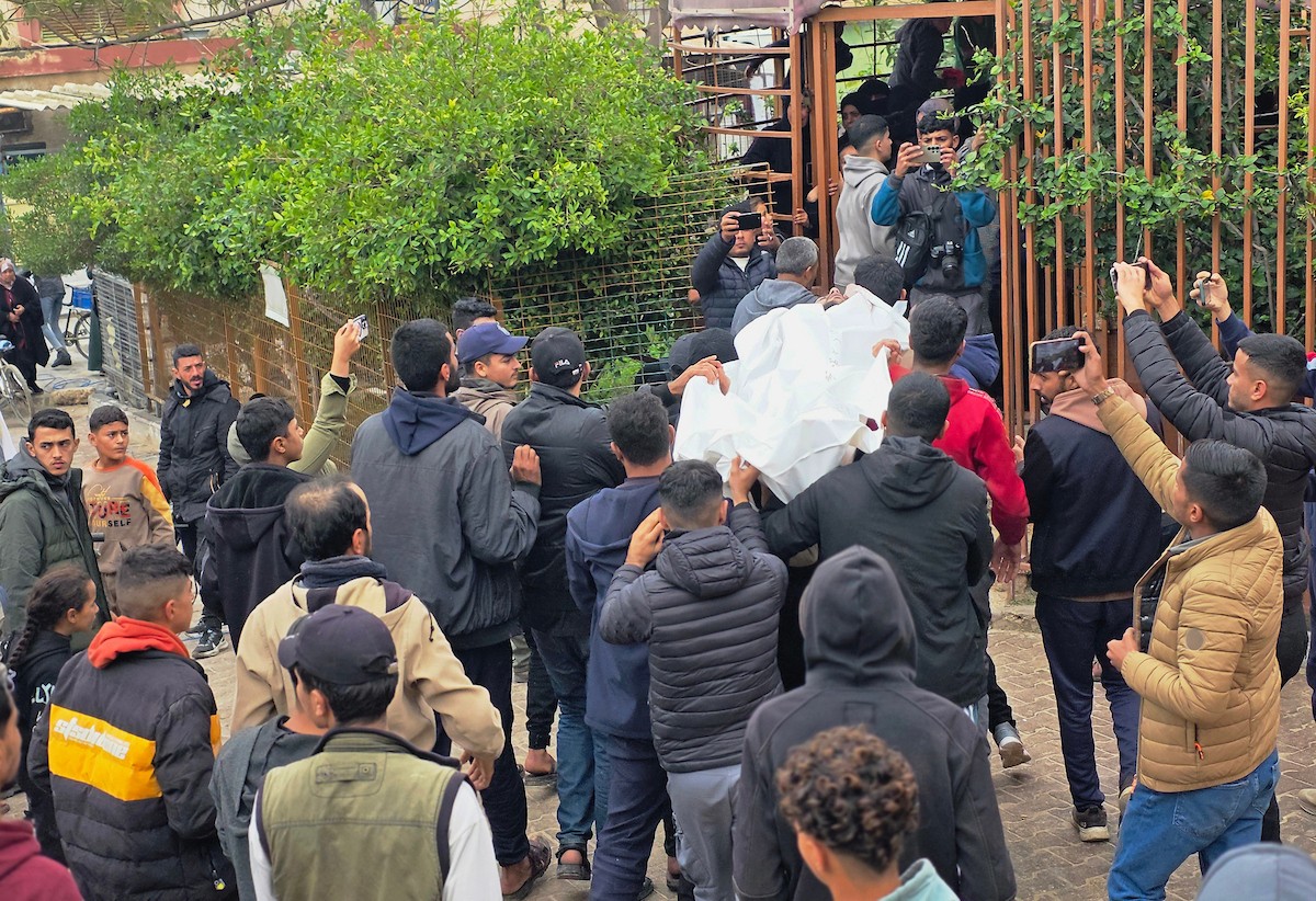 ودّع فلسطينيون فراس أحمد أبو شنب وأحمد حسام نعيم، اللذين استشهدا بنيران الجيش الإسرائيلي في خان يونس، جنوب قطاع غزة. 2 يناير/كانون الثاني 2026. صورة: طارق محمد