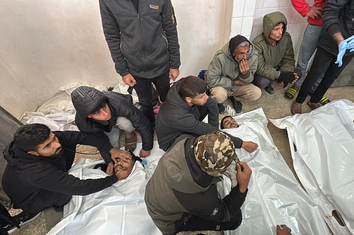 فلسطينيون يودعون جثامين ثلاثة مواطنين استشهدوا في غارات جوية إسرائيلية على مخيم المغازي للاجئين، قبل موكب جنازتهم في مستشفى الأقصى بدير البلح، وسط قطاع غزة. 30 يناير/كانون الثاني 2026. صورة: أحمد إبراهيم