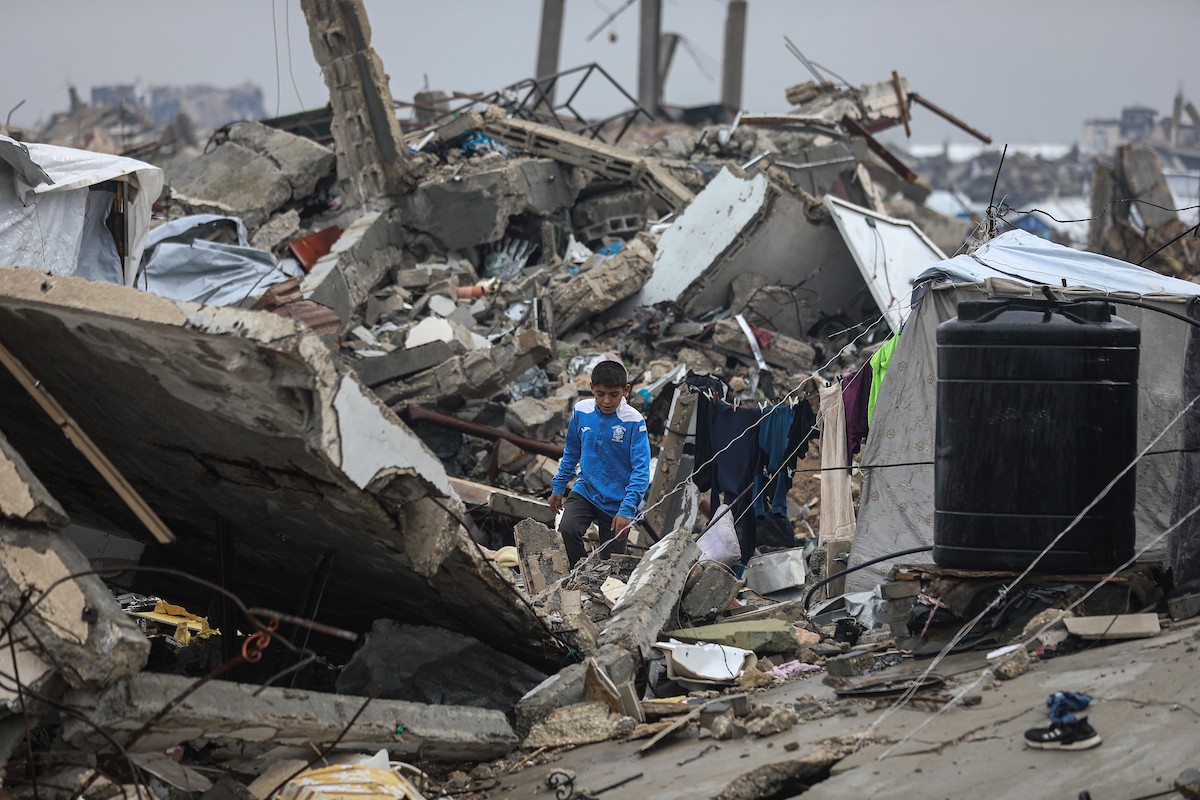 يواصل الفلسطينيون النازحون، الذين لجأوا إلى خيام مؤقتة ومدارس أو منازل متضررة بشدة، حياتهم وسط الأزمة الإنسانية المستمرة الناجمة عن الحصار الإسرائيلي في مخيم جباليا، شمال قطاع غزة، في 18 يناير/كانون الثاني 2026. صورة: عمر أشتوي