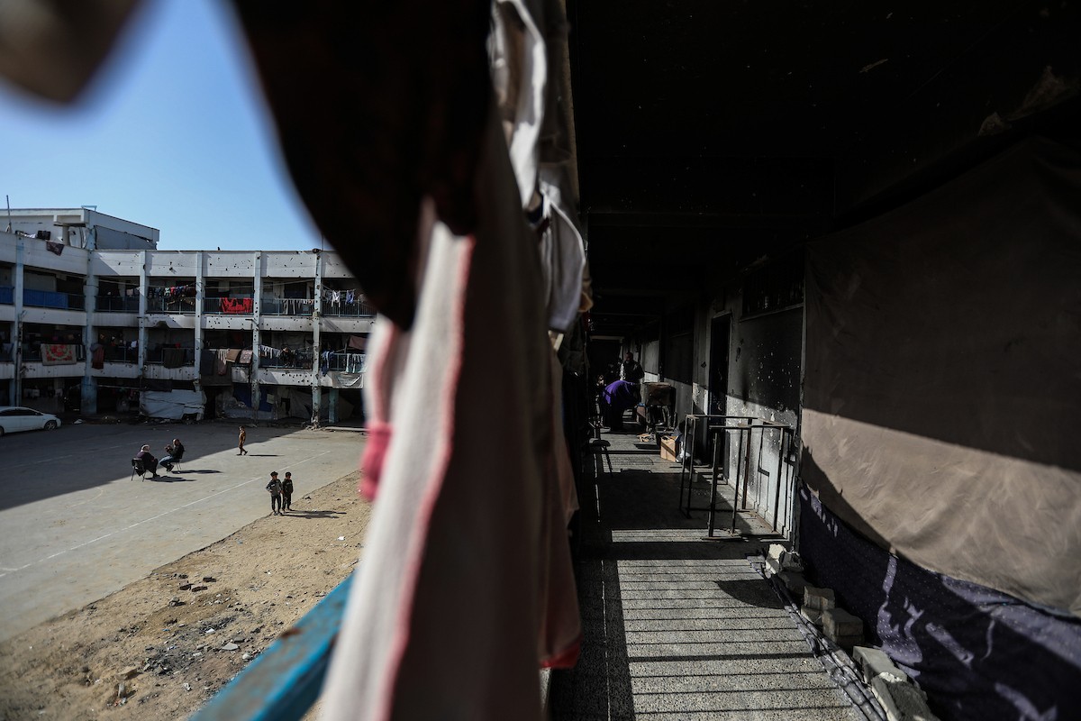 عائلات فلسطينية نزحت جراء الهجمات الإسرائيلية منذ 7 أكتوبر/تشرين الأول 2023، تأوي إلى مدرسة تابعة لوكالة الأونروا في حي تل الهوى بمدينة غزة. 26 يناير/كانون الثاني 2026، بعدسة عمر أشتوي