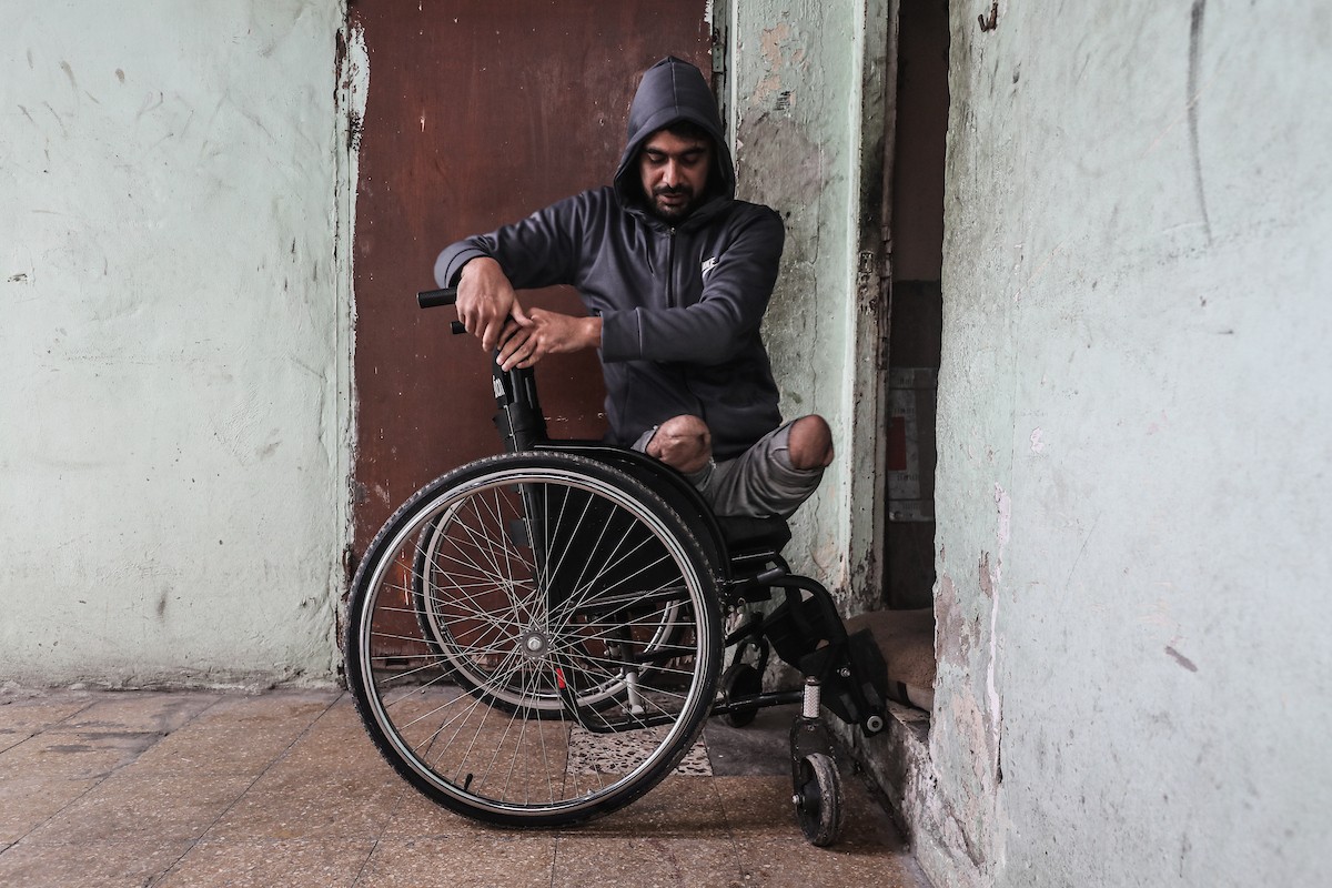  المعلّم سعيد خليل عزم (33 عامًا) أُصيب بجروح بالغة أدّت إلى بتر قدميه، جراء قصف إسرائيلي خلال الحرب على غزة، في مخيم البريج وسط القطاع،  يناير/كانون الثاني 2026. تصوير: معز صالحي