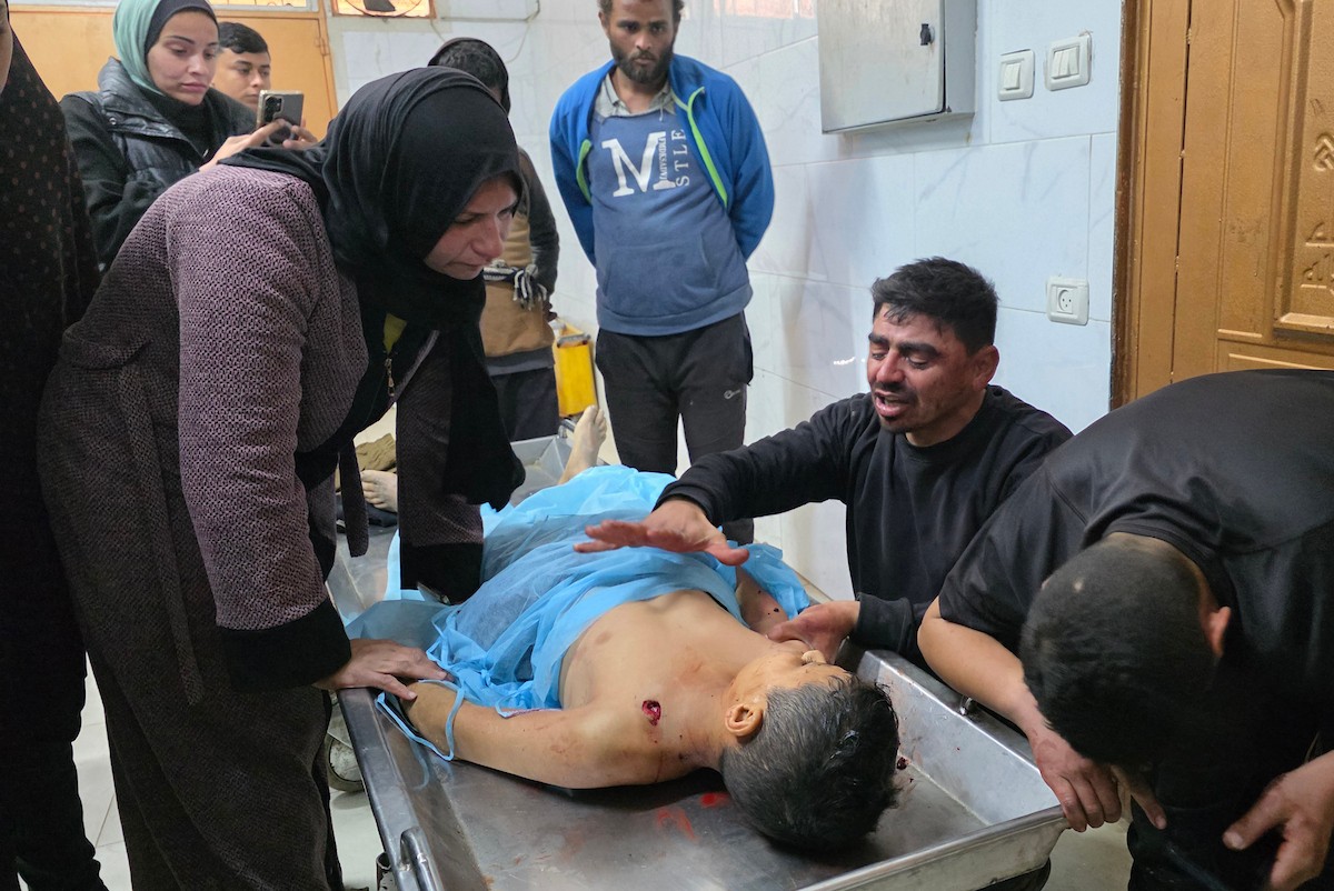 عائلة المعتصم بالله الشرفي، البالغ من العمر 13 عامًا، تودع جثمانه في مجمع ناصر الطبي بخان يونس. وقد استشهد بنيران الجيش الإسرائيلي أثناء جمعه الحطب قرب دوار بني سهيلة جنوب قطاع غزة، 21 يناير/كانون الثاني 2026. (صورة: طارق محمد)