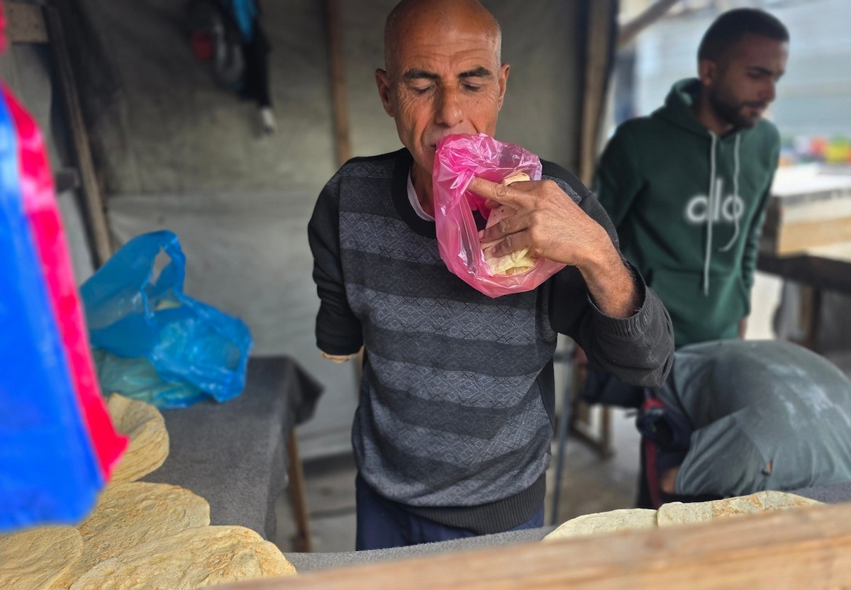 الفلسطيني محمد قحمان يعيد افتتاح مخبز تقليدي وسط أنقاض مدينة حمد غرب خان يونس، ويعمل جنباً إلى جنب مع أبنائه وصهره، وجميعهم من مبتوري الأطراف، 21 يناير/كانون الثاني 2026  . صورة: طارق محمد