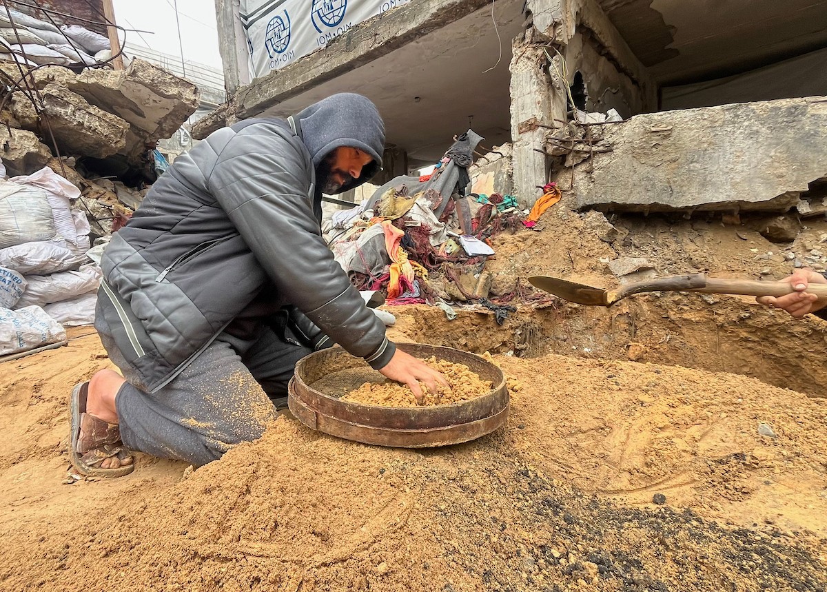 على مدى 160 يومًا، استخدم الفلسطيني اسماعيل ابو حماد، البالغ من العمر 45 عامًا، مجرفة وفأسًا ومنخلًا في محاولة للعثور على رفات عائلته بعد أن فقد زوجته وأطفاله الستة في هجوم إسرائيلي على حي الصبرة بمدينة غزة ، 19 يناير/كانون الثاني 2026. (صورة: مطر الزاق)