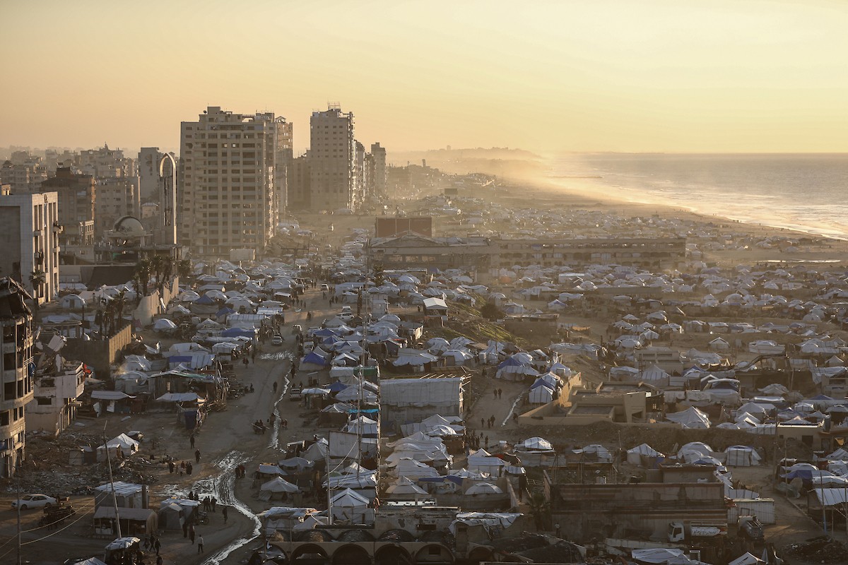مشاهد عامة لخيام النازحين على شاطئ مدينة غزة. يعاني النازحون معاناة مضاعفة من ويلات النزاع وقسوة الأحوال الجوية، إذ لا توفر الخيام أي حماية من برد الشتاء القارس والأمطار الغزيرة، 3 يناير/كانون الثاني 2026. تصوير: عمر أشتوي