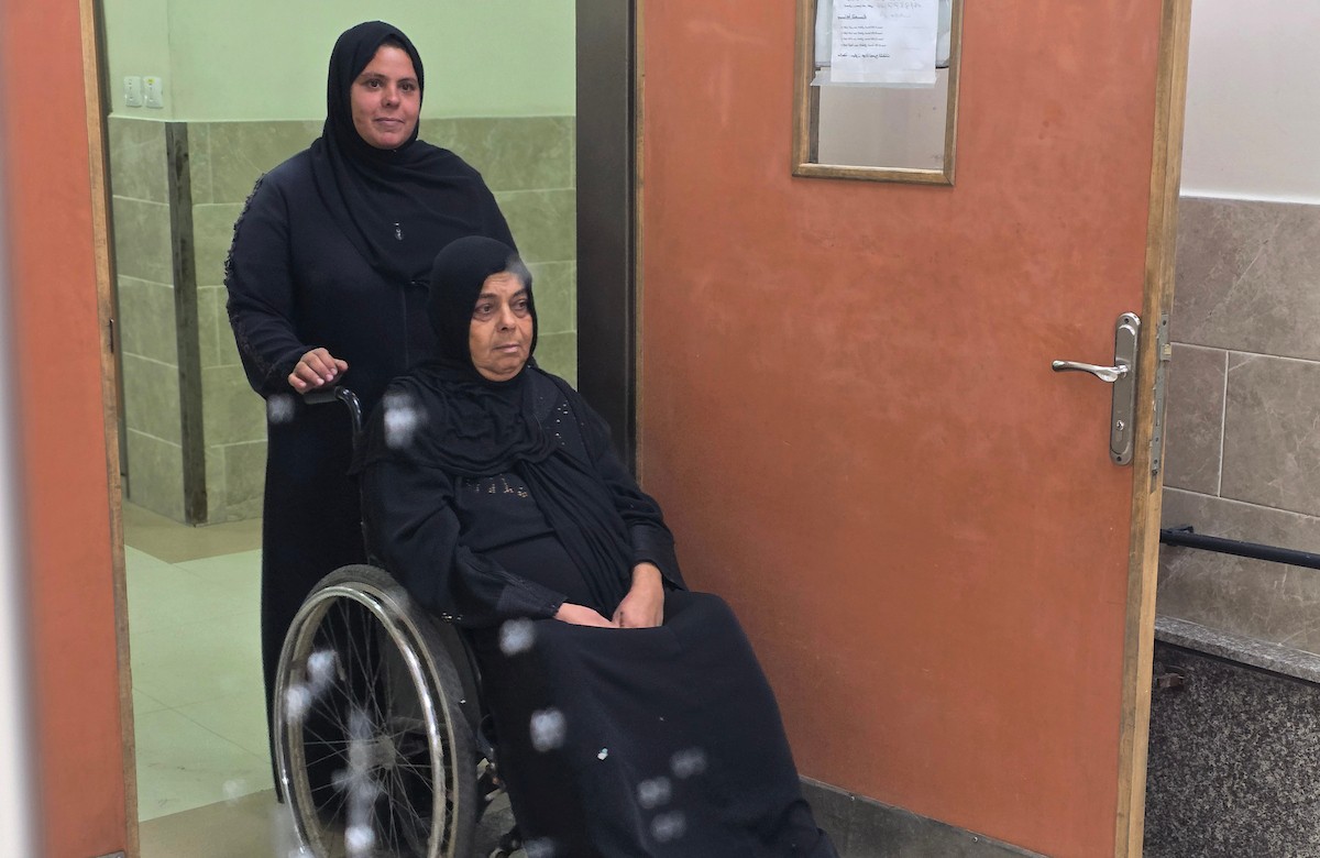 المسنّة عطاف جندية، تتلقى العلاج في مستشفى ناصر بمدينة خان يونس، بعد إصابتها بفشل كلوي ،في ظل النقص الحاد في الأدوية والمستلزمات الطبية والحالة الحرجة التي تعاني منها مستشفيات قطاع غزة،1 يناير/كانون الثاني 2026. تصوير: طارق محمد