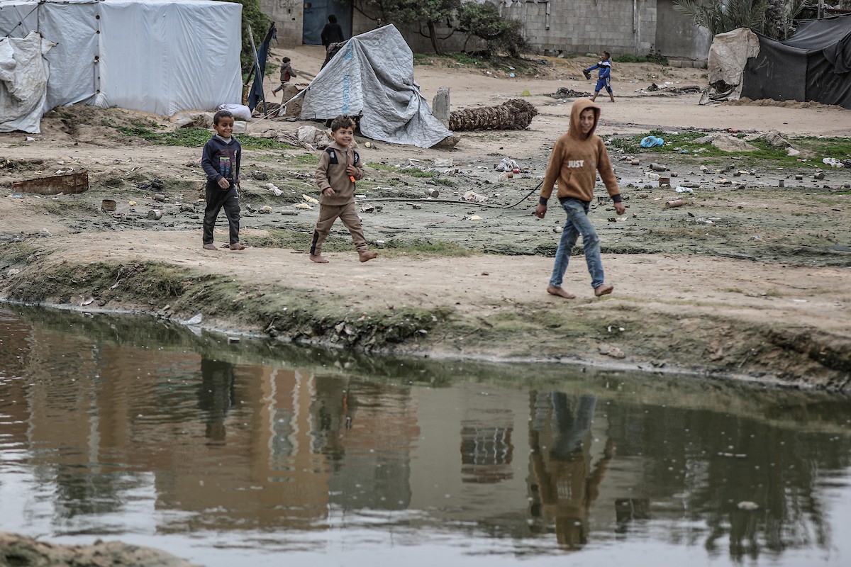 يتفقد فلسطينيون نازحون خيامهم بعد أن تضررت بشدة جراء عاصفة هوائية قوية ضربت مخيمًا للنازحين وسط قطاع غزة. 22 يناير/كانون الثاني 2026. تصوير: رمزي أبو عامر