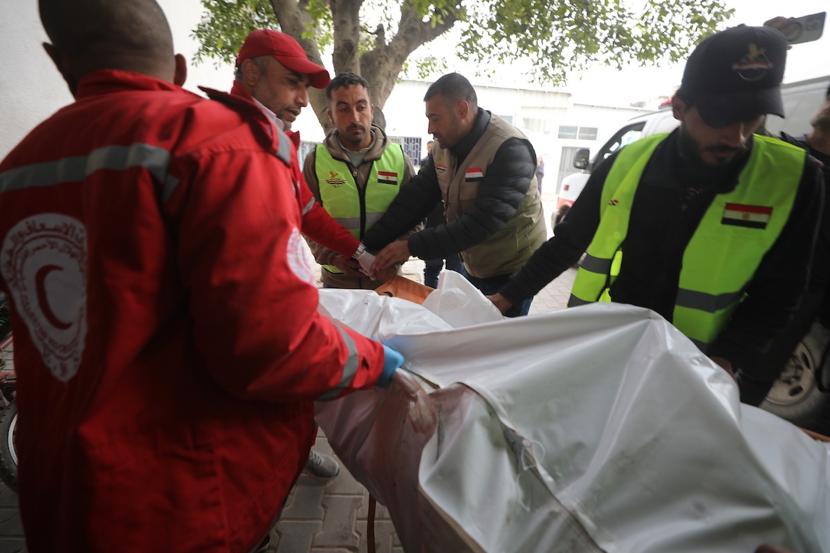 وصلت جثتا صحفيين اثنين تابعين للجنة المصرية إلى مستشفى الشفاء في غزة، بعد هجوم إسرائيلي استهدف سيارة تابعة للجنة في منطقة نتساريم وسط قطاع غزة. 21 يناير/كانون الثاني 2026. صورة: عمر أشتوي