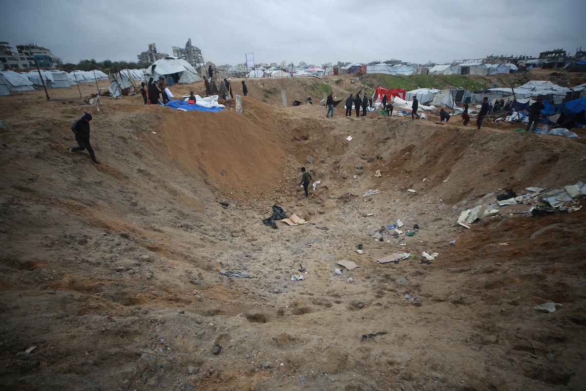 يحاول فلسطينيون استعادة ممتلكاتهم من موقع غارة جوية إسرائيلية استهدفت خيامًا في مدينة غزة ليلة أمس، 9 يناير/كانون الثاني 2026. صورة: عمر أشتوي