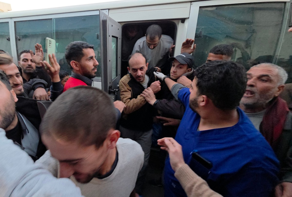 نُقل سبعة أسرى فلسطينيين أفرجت عنهم القوات الإسرائيلية إلى مستشفى شهداء الأقصى عبر اللجنة الدولية للصليب الأحمر، في دير البلح، وسط قطاع غزة، بتاريخ 25 يناير/كانون الثاني 2026. (صورة: أحمد إبراهيم)