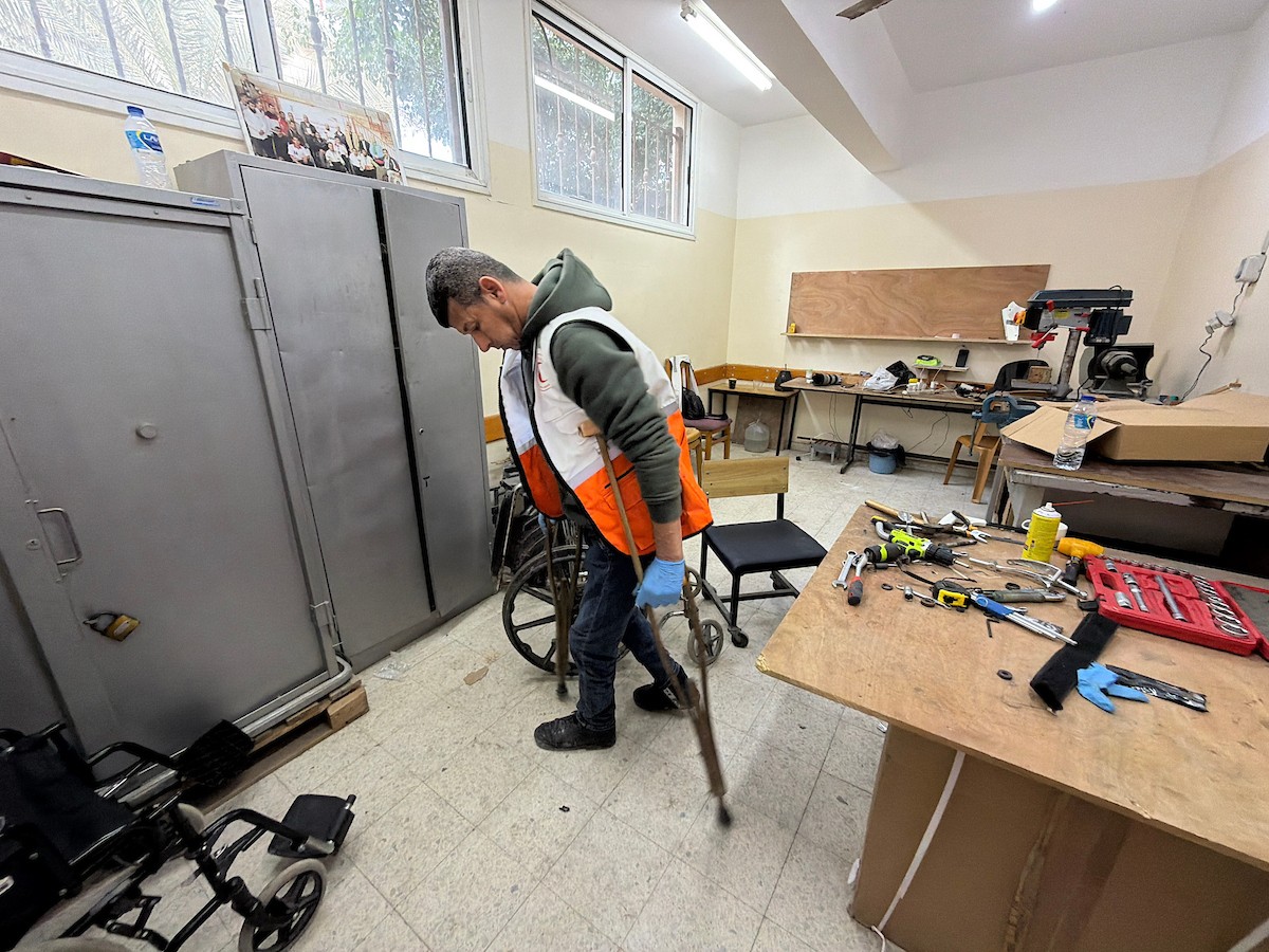 الفلسطيني رمزي الفجم يصلح كراسي متحركة لجرحى قطاع غزة متحديا إعاقته الشخصية ونقص المعدات الطبية ، خان يونس، جنوب قطاع غزة، 20 يناير/كانون الثاني 2026 تصوير: محمد سلامة / وكالة الأنباء الفلسطينية (APA Images)