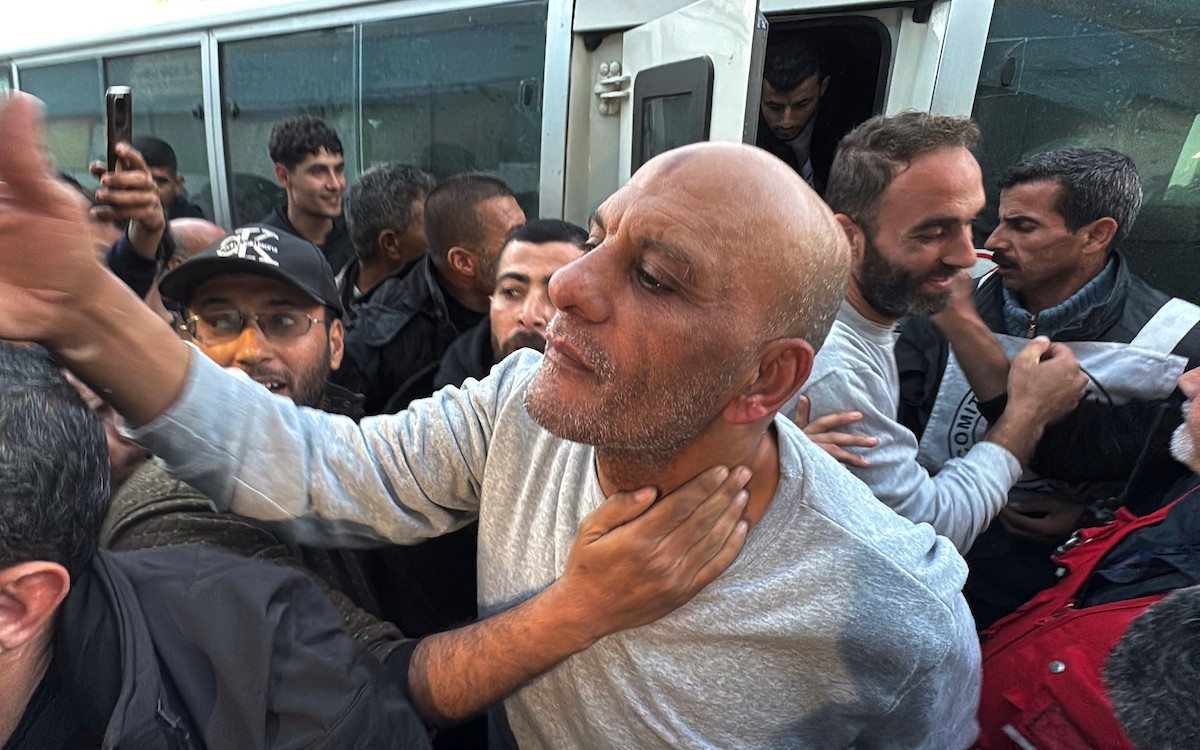 نُقل اثنا عشر أسيرًا فلسطينيًا، بينهم امرأة، أفرجت عنهم القوات الإسرائيلية، إلى مستشفى شهداء الأقصى في دير البلح، وسط قطاع غزة، في 11 يناير/كانون الثاني 2026، في مركبات تابعة للجنة الدولية للصليب الأحمر. (صورة: أحمد إبراهيم)