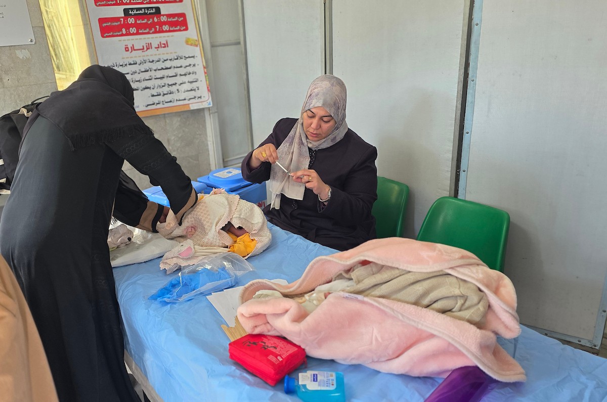 يتلقى الأطفال (دون سن الثالثة) التطعيمات في مستشفى ناصر بخان يونس جنوب قطاع غزة، 18 يناير/كانون الثاني 2026.تصوير: طارق محمد