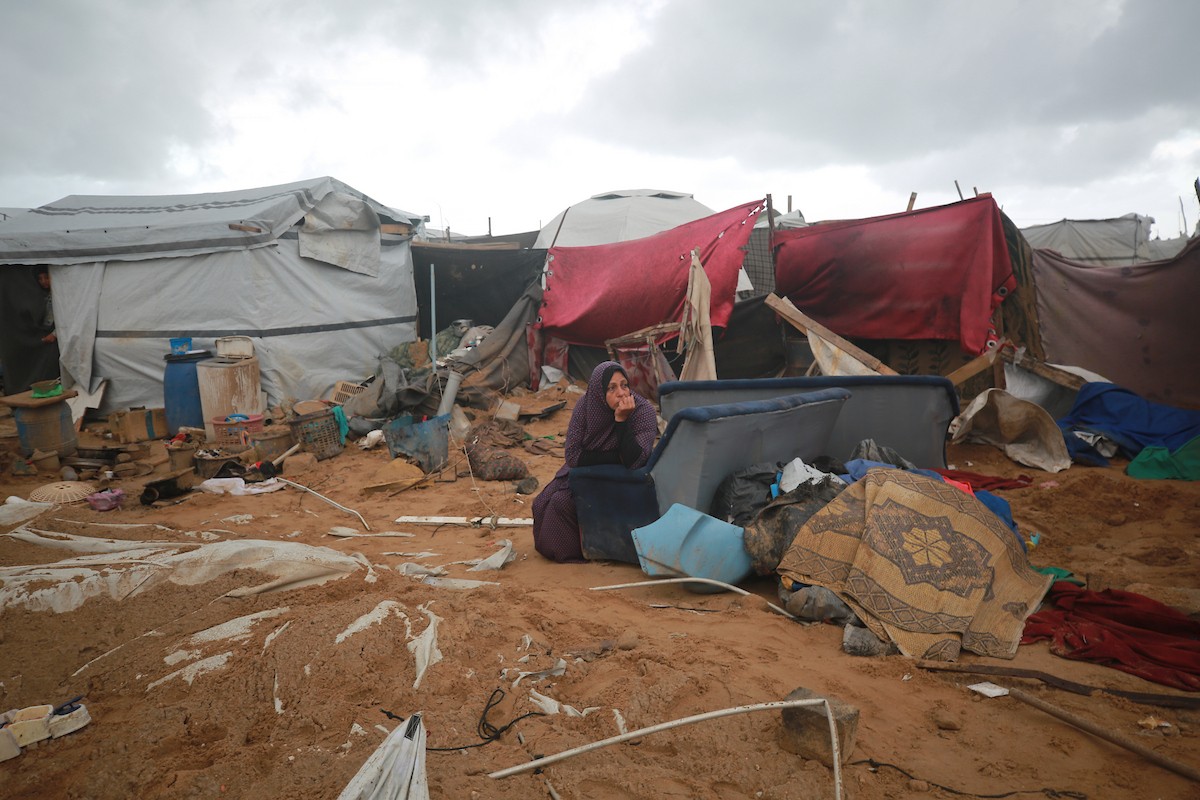 يحاول فلسطينيون استعادة ممتلكاتهم من موقع غارة جوية إسرائيلية استهدفت خيامًا في مدينة غزة ليلة أمس، 9 يناير/كانون الثاني 2026. صورة: عمر أشتوي