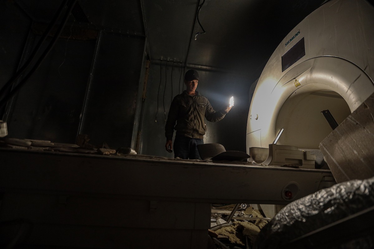 مستشفى الشفاء في غزة يفتقر إلى المعدات الطبية وتحديدًا جهاز التصوير بالرنين المغناطيسي، بعد أن دمّر الجيش الإسرائيلي معظم المعدات خلال الحرب، 31 ديسمبر/كانون الأول 2025. صورة: عمر أشتوي