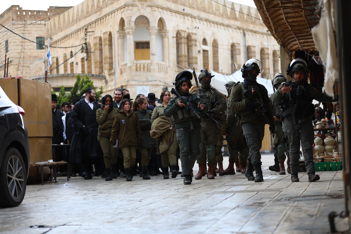 جولة استفزازية للمستوطنين بحماية قوات جيش الاحتلال الإسرائيلي في مدينة الخليل، جنوب الضفة الغربية ، 10 يناير/كانون الثاني 2026. تصوير مأمون وزواز