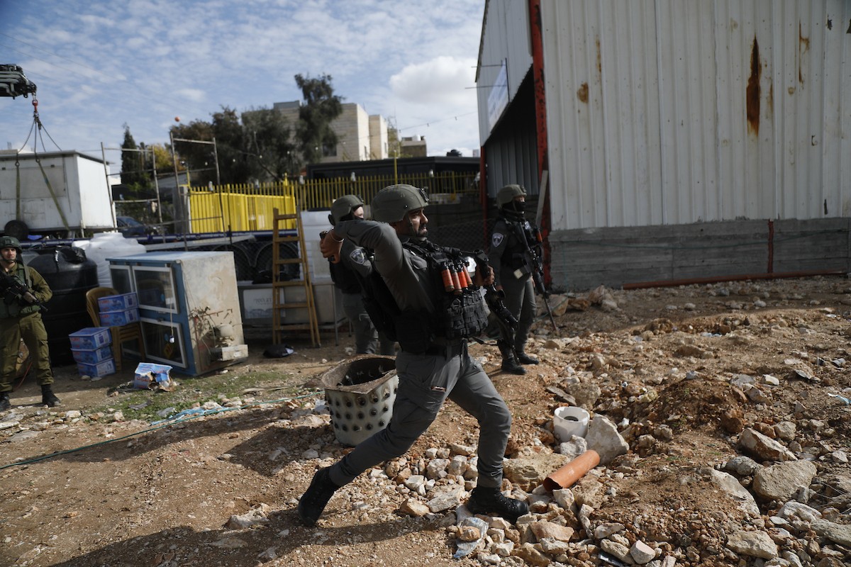 قوات إسرائيلية تهدم وتصادر عدد من المحلات التجارية المصنوعة من الكرفانات في السموع جنوب الخليل،31 ديسمبر/كانون الأول 2025. تصوير: مأمون وزواز