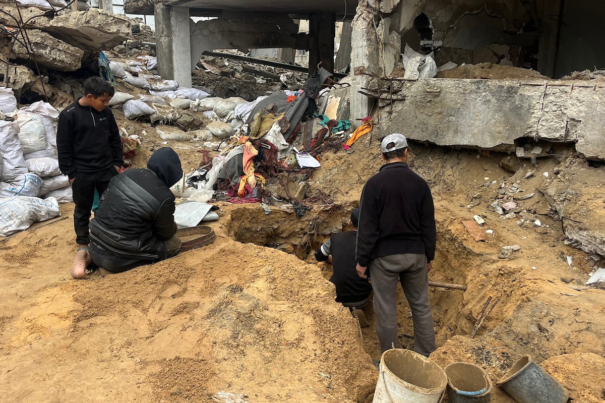 على مدى 160 يومًا، استخدم الفلسطيني اسماعيل ابو حماد، البالغ من العمر 45 عامًا، مجرفة وفأسًا ومنخلًا في محاولة للعثور على رفات عائلته بعد أن فقد زوجته وأطفاله الستة في هجوم إسرائيلي على حي الصبرة بمدينة غزة ، 19 يناير/كانون الثاني 2026. (صورة: مطر الزاق)