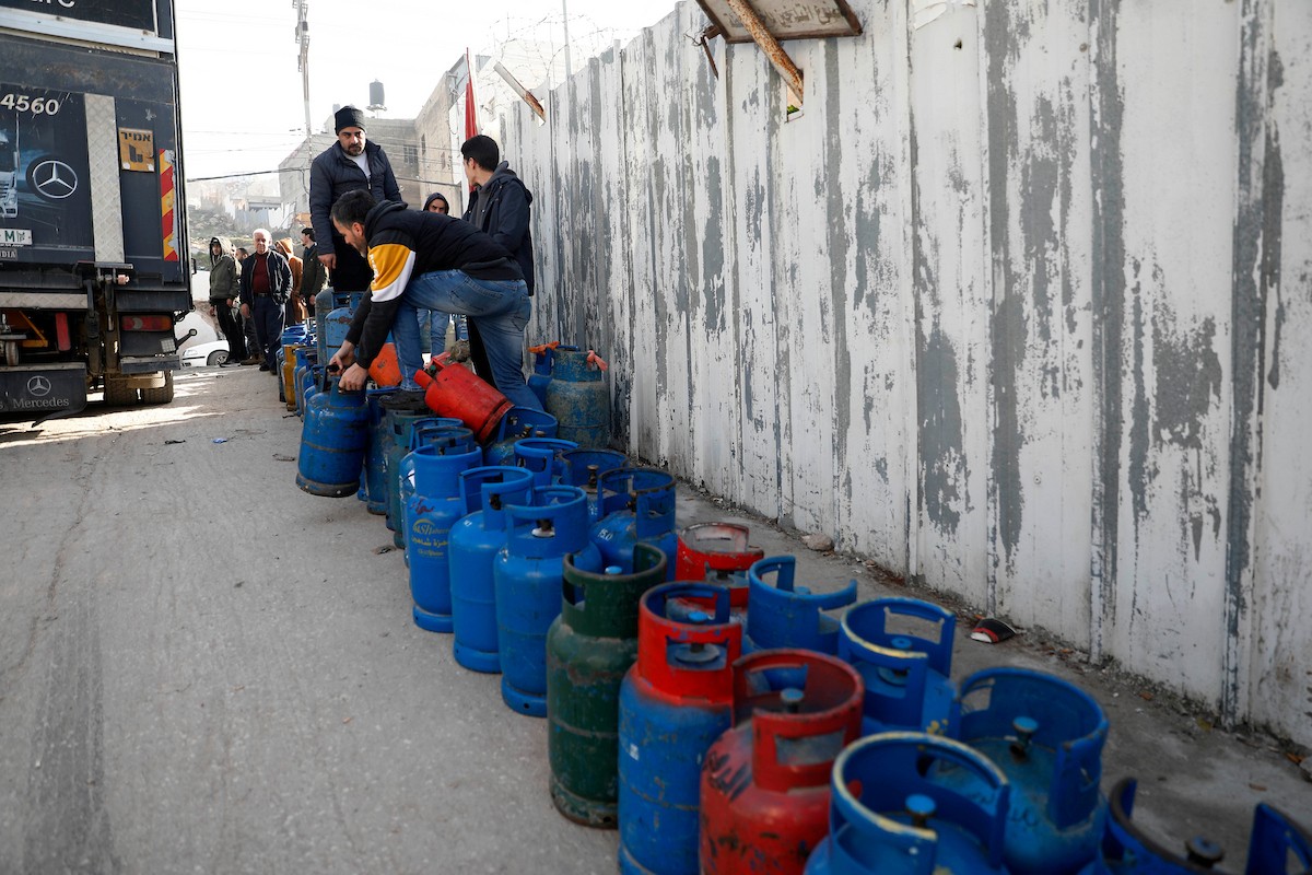 اصطفّ المواطنون في طوابير طويلة أمام محطات تعبئة الغاز في الخليل، وسط مخاوف من تفاقم أزمة نقص الغاز في الضفة الغربية،، 25 يناير/كانون الثاني 2026. صورة: مأمون وزواز