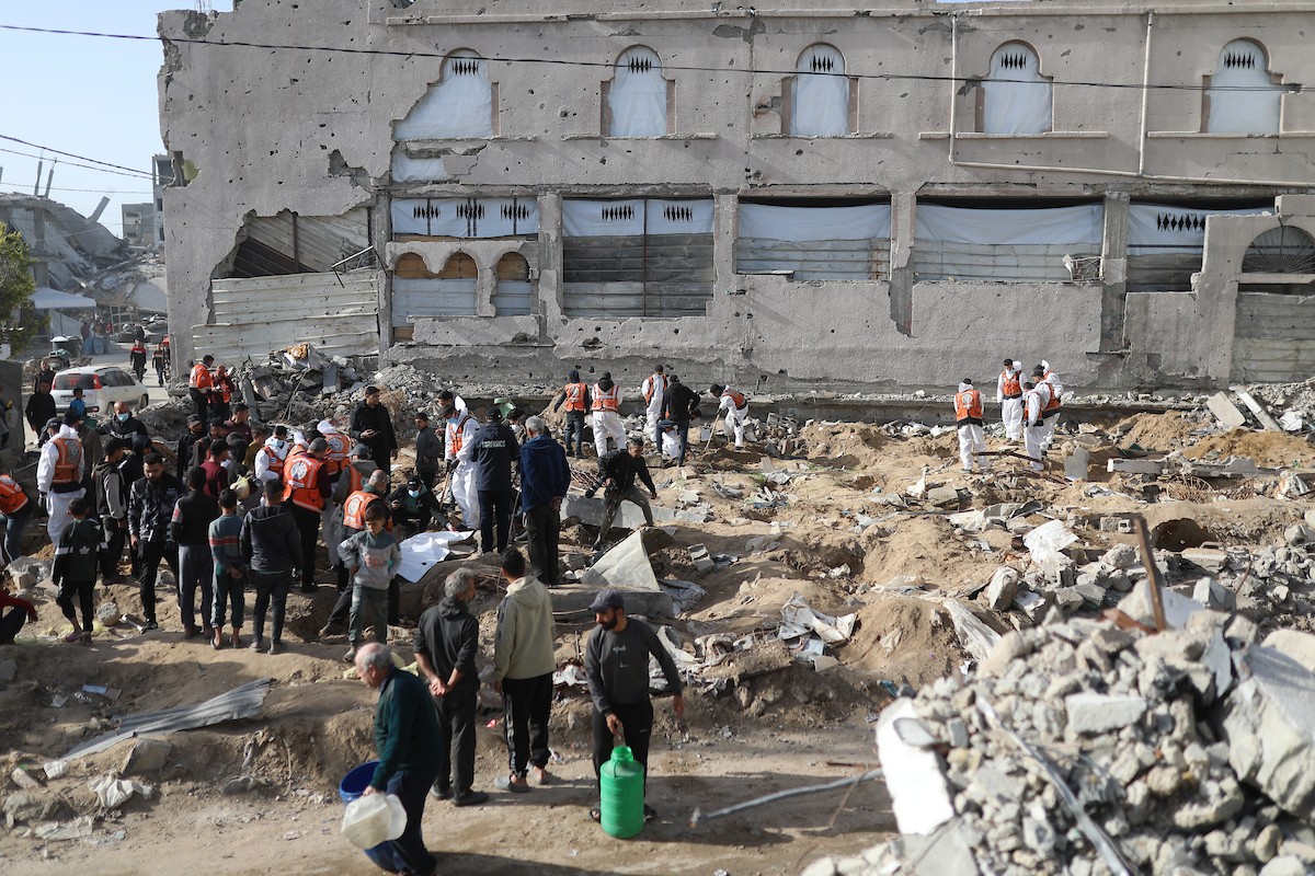 استخراج رفات 50 شهيدا دفنت خلال حرب الإبادة على قطاع غزة، من مقبرة مؤقتة في ساحات مسجد صلاح الدين بحي الزيتون، لنقلها إلى مقبرة دائمة في مدينة غزة، 25 يناير/كانون الثاني 2026. صورة: عمر أشتوي