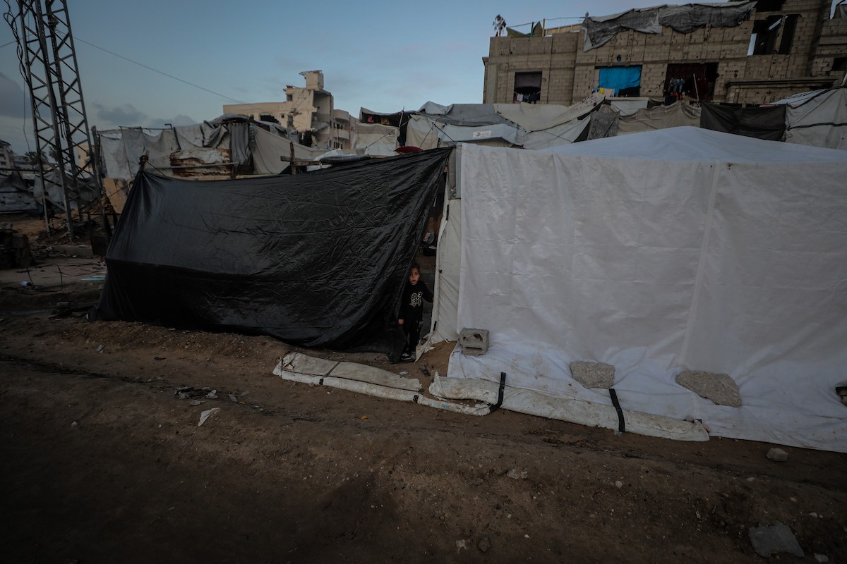 يسير فلسطينيون في شوارع مدينة غزة، وسط الأنقاض والدمار الذي خلفه الصراع الدائر، في 10 يناير/كانون الثاني 2026، بينما تستمر الحياة اليومية في ظل ظروف صعبة. صورة: عمر أشتوي