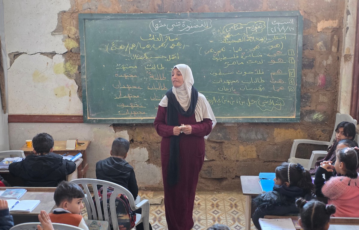 يتلقى الأطفال تعليمهم في أحد المراكز التعليمية بمدينة خان يونس جنوب قطاع غزة وسط مخاوف مستمرة من الغارات الإسرائيلية، نظرًا لموقعها القريب من 