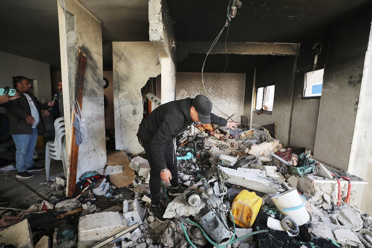 فلسطينيون يمرون أمام مبنى سكني تضرر جراء غارة عسكرية إسرائيلية أسفرت عن سقوط عدد من الضحايا في مدينة غزة، السبت 31 يناير/كانون الثاني 2026. صورة: عمر أشتوي