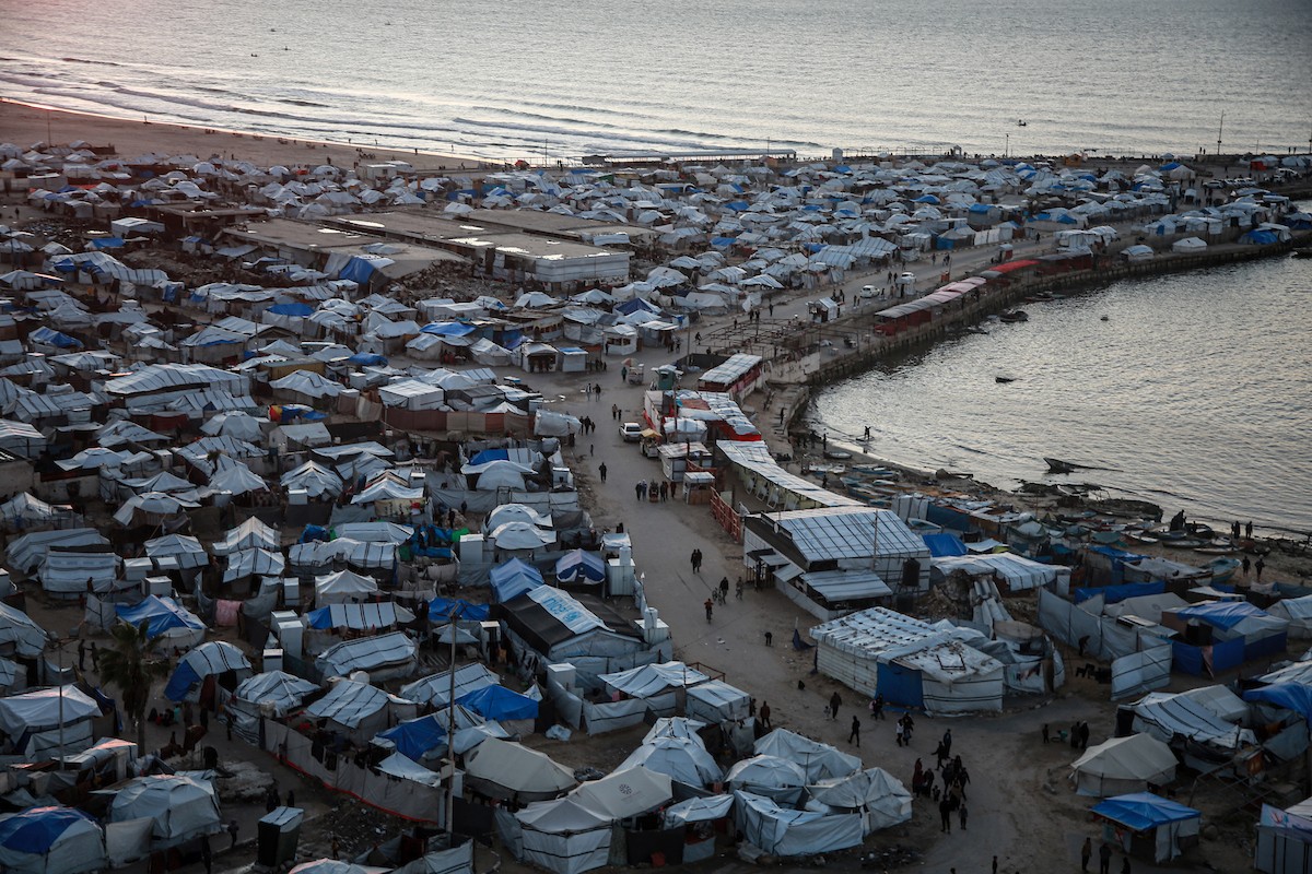 مشاهد عامة لخيام النازحين على شاطئ مدينة غزة. يعاني النازحون معاناة مضاعفة من ويلات النزاع وقسوة الأحوال الجوية، إذ لا توفر الخيام أي حماية من برد الشتاء القارس والأمطار الغزيرة، 3 يناير/كانون الثاني 2026. تصوير: عمر أشتوي