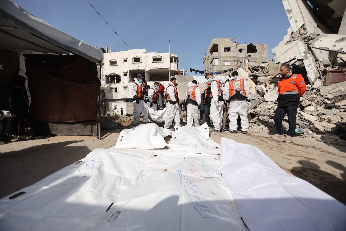 استخراج رفات 50 شهيدا دفنت خلال حرب الإبادة على قطاع غزة، من مقبرة مؤقتة في ساحات مسجد صلاح الدين بحي الزيتون، لنقلها إلى مقبرة دائمة في مدينة غزة، 25 يناير/كانون الثاني 2026. صورة: عمر أشتوي