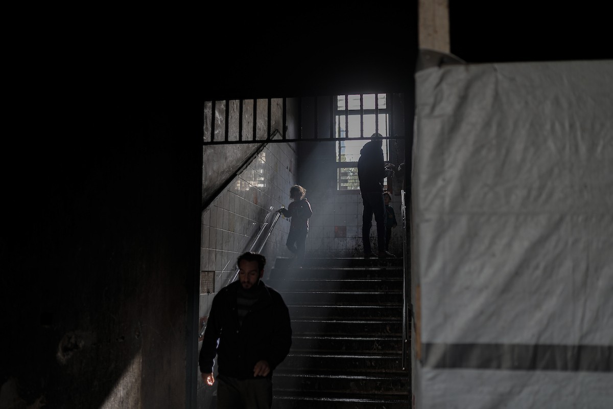 يعيش الفلسطينيون النازحون في خيام وملاجئ مؤقتة في مدارس الأونروا بعد أن دمرت الغارات الجوية الإسرائيلية منازلهم. وتمنعهم القيود التي يفرضها 