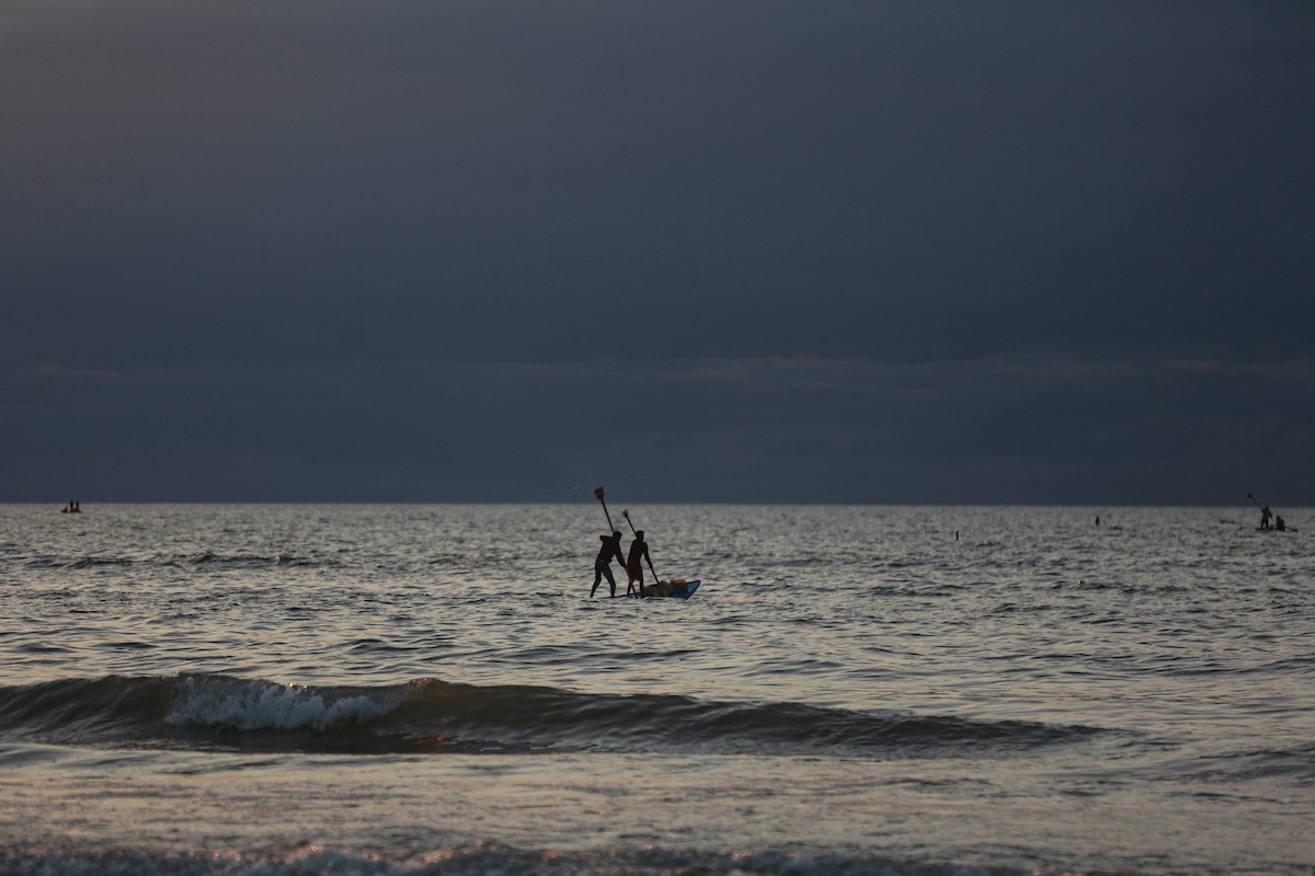 يقضي الفلسطينيون أوقاتهم على شاطئ البحر عند غروب الشمس في مدينة غزة، 16 يناير/كانون الثاني 2026. تصوير: عمر أشتوي