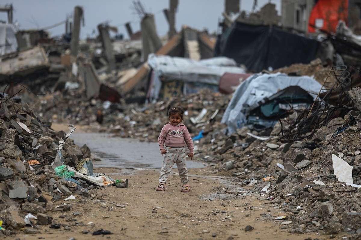 يواصل الفلسطينيون النازحون، الذين لجأوا إلى خيام مؤقتة ومدارس أو منازل متضررة بشدة، حياتهم وسط الأزمة الإنسانية المستمرة الناجمة عن الحصار الإسرائيلي في مخيم جباليا، شمال قطاع غزة، في 18 يناير/كانون الثاني 2026. صورة: عمر أشتوي