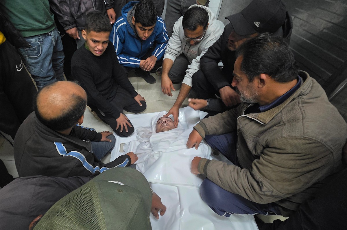 وصل جثمان منار سعيد المدهون، 41 عامًا، إلى مجمع ناصر الطبي بعد إصابته برصاص الجيش الإسرائيلي في منطقة الإقليمي، جنوب خان يونس في جنوب قطاع غزة. 25 يناير/كانون الثاني 2026. صورة: طارق محمد