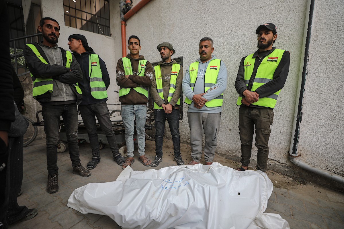 نُقل جثمانا صحفيين من مستشفى الشفاء في غزة إلى جنوب القطاع ليودعهما أهلهما. وقد قُتلا في هجوم إسرائيلي استهدف سيارة تابعة للجنة المصرية أثناء عملهما في منطقة الزهراء بوسط قطاع غزة. 21 يناير/كانون الثاني 2026. صورة: عمر أشتوي