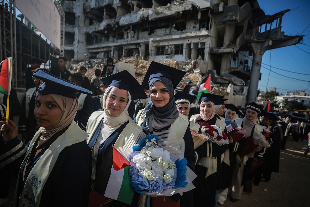 حفل تخرج لـ ٢٣٠ طالبًا وطالبةً في كلية الطب بمجمع الشفاء الطبي (مستشفى الشفاء)، الذي تضرر بشدة جراء الهجمات العسكرية الإسرائيلية على مدينة غزة في ٣ يناير/كانون الثاني ٢٠٢٦. صورة: عمر أشتوي