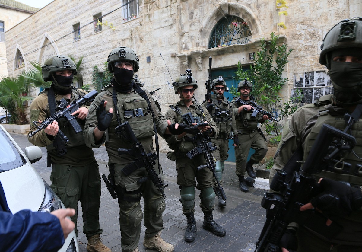 القوات الإسرائيلية تداهم عدد من المحال التجارية في السوق المركزي وتطلق النار تجاه بناية سكنية، وتوقف عدد من المواطنين في البلدة القديمة بمدينة نابلس، 1 يناير/كانون الثاني ٢٠٢٦. صورة: محمد ناصر
