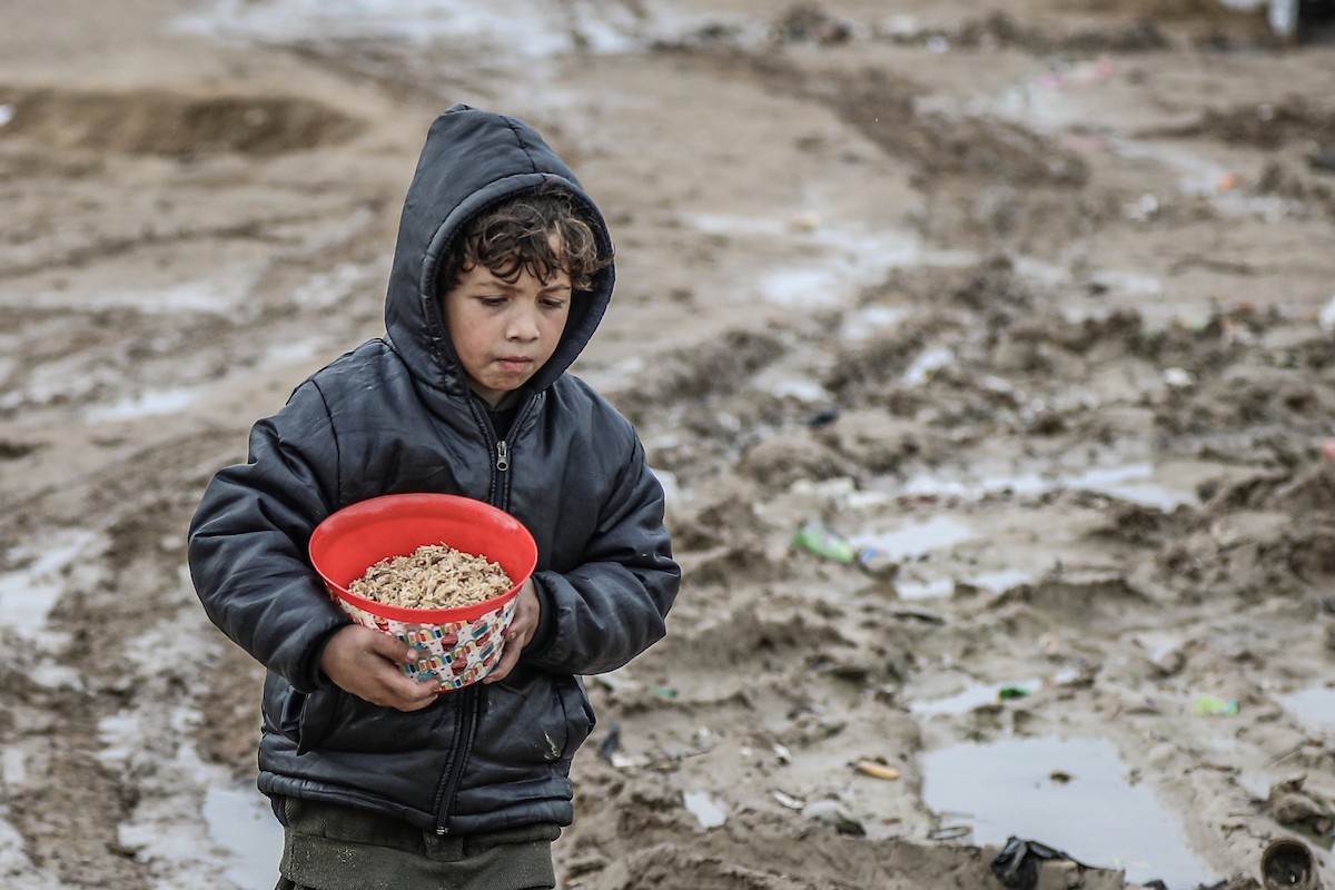 تواصل العائلات الفلسطينية النازحة المقيمة في مخيم الزوايدة وسط قطاع غزة حياتها اليومية في ظل ظروف قاسية داخل خيام متهالكة لا توفر أي حماية أو دفء من برد الشتاء القارس، 18 يناير/كانون الثاني 2026. صورة: رمزي أبو عامر