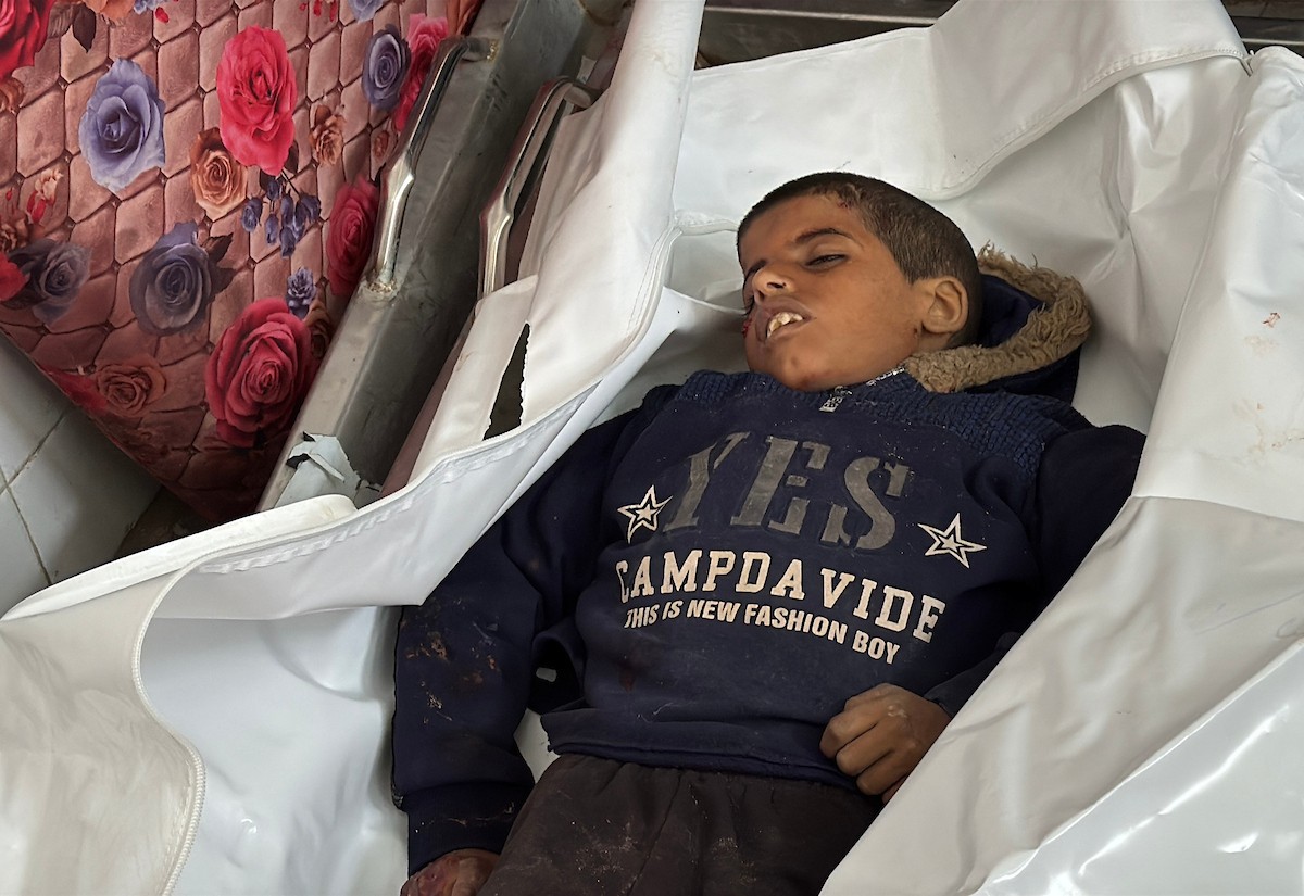 ودّع فلسطينيون ثلاثة جثامين في مستشفى شهداء الأقصى، بينهم أب وطفله، قُتلا بنيران الجيش الإسرائيلي شرق دير البلح في وسط قطاع غزة، في 21 ينايركانون الثاني 2026. (صورة أحمد إبراهيم)