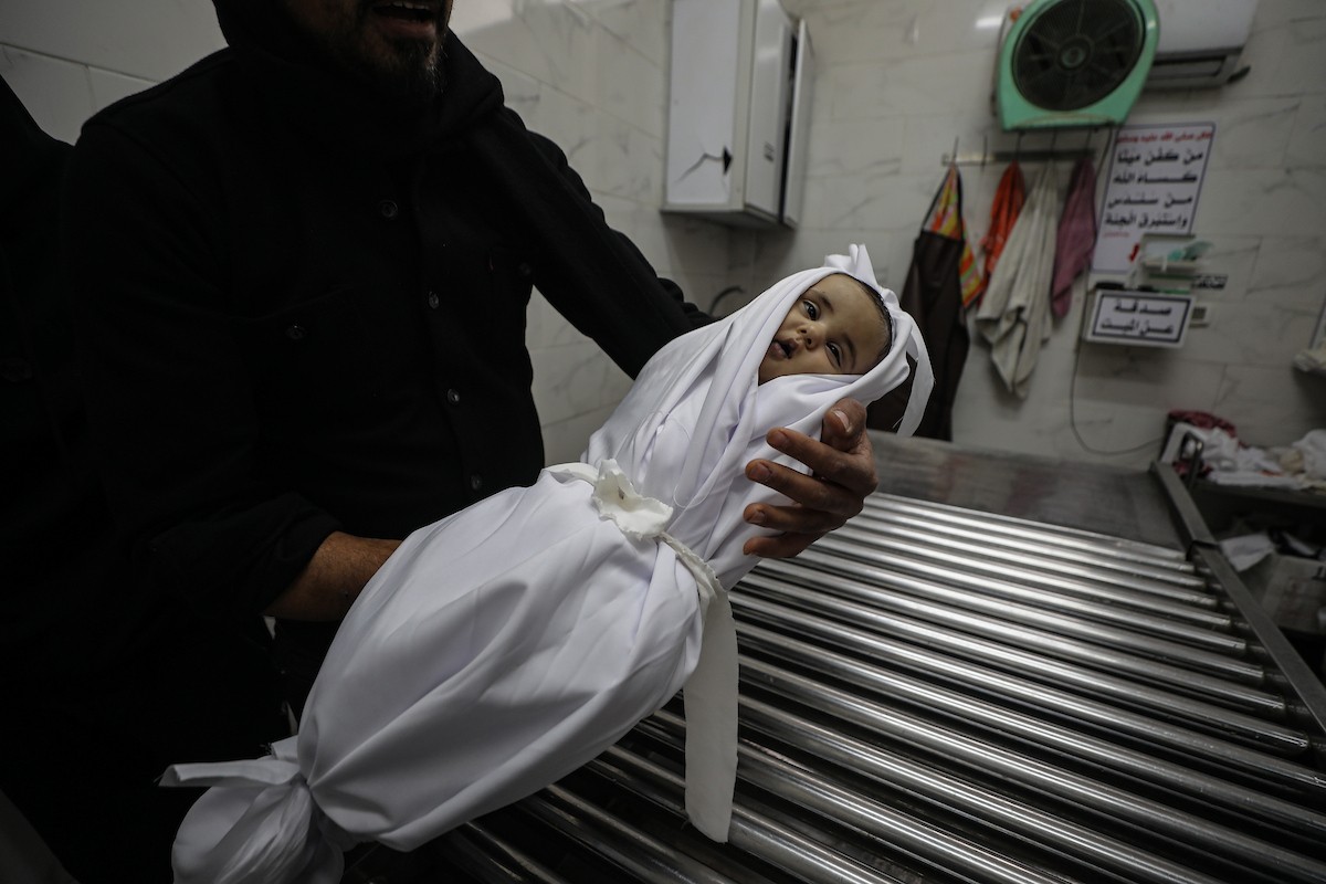 توفي الطفل علي أبو زور، البالغ من العمر ثلاثة أشهر، والذي وصل إلى مستشفى الشفاء في مدينة غزة، متأثراً بموجة البرد القارس التي ضربت مخيمات النازحين في غزة. 22 يناير/كانون الثاني 2026. صورة: عمر أشتوي