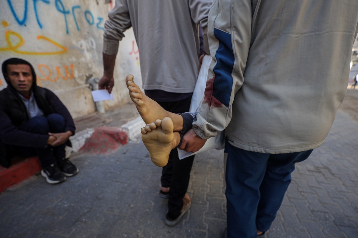 نُقل جثمان الطفلة الفلسطينية همسة حوسو، البالغة من العمر 12 عامًا، والتي قُتلت بنيران إسرائيلية في جباليا، إلى مستشفى الشفاء في مدينة غزة يوم الخميس 8 يناير/كانون الثاني 2026. (صورة: عمر أشتوي)