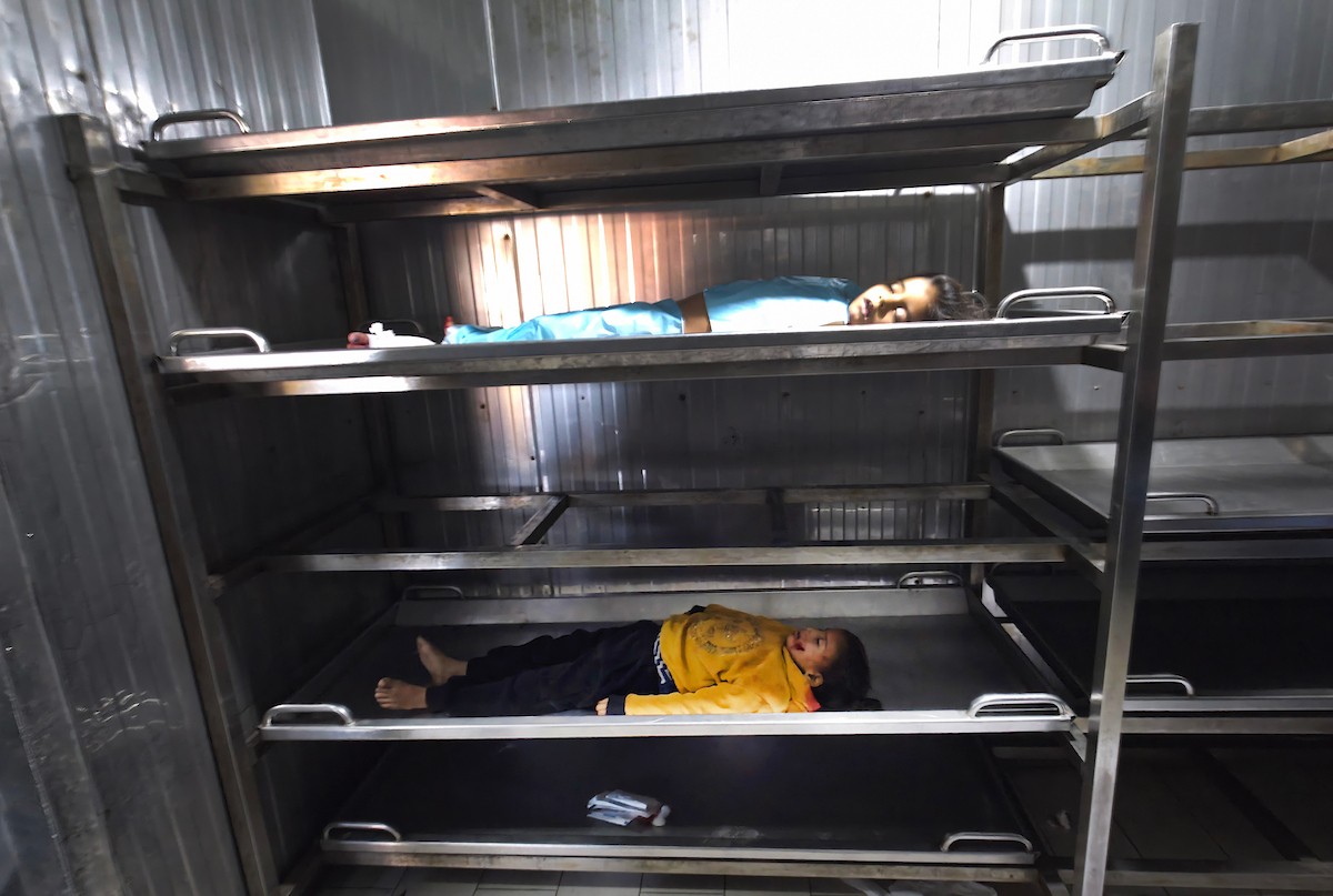 ينعى الفلسطينيون أرواح ذويهم بعد أن استهدفت القوات الإسرائيلية خيمةً تؤوي نازحين مدنيين بطائرة مسيرة في خان يونس جنوب قطاع غزة في 31 يناير/كانون الثاني 2026. (صورة: طارق محمد)