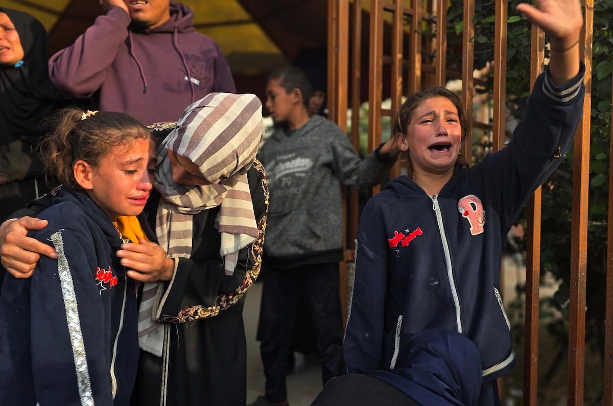 وصلت أربع جثث، من بينها جثتا طفلين، إلى مستشفى ناصر في خان يونس بعد أن استهدفت طائرات حربية إسرائيلية خيمة تؤوي نازحين شمال خان يونس في جنوب قطاع غزة. 8 يناير/كانون الثاني 2026. (صورة: طارق محمد)