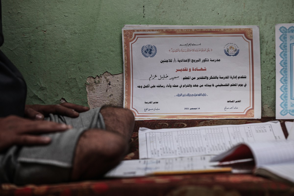  المعلّم سعيد خليل عزم (33 عامًا) أُصيب بجروح بالغة أدّت إلى بتر قدميه، جراء قصف إسرائيلي خلال الحرب على غزة، في مخيم البريج وسط القطاع،  يناير/كانون الثاني 2026. تصوير: معز صالحي