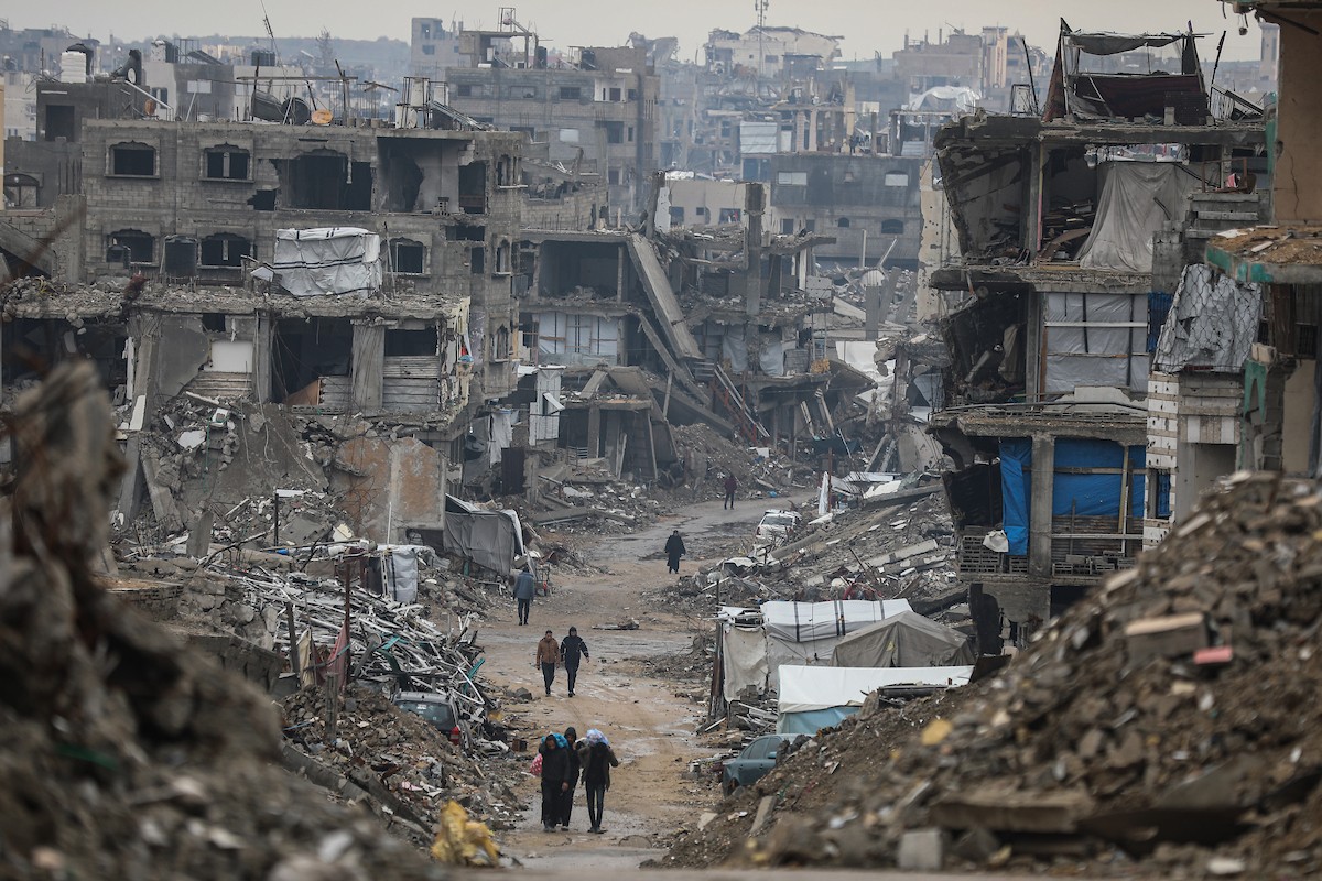 يواصل الفلسطينيون النازحون، الذين لجأوا إلى خيام مؤقتة ومدارس أو منازل متضررة بشدة، حياتهم وسط الأزمة الإنسانية المستمرة الناجمة عن الحصار الإسرائيلي في مخيم جباليا، شمال قطاع غزة، في 18 يناير/كانون الثاني 2026. صورة: عمر أشتوي